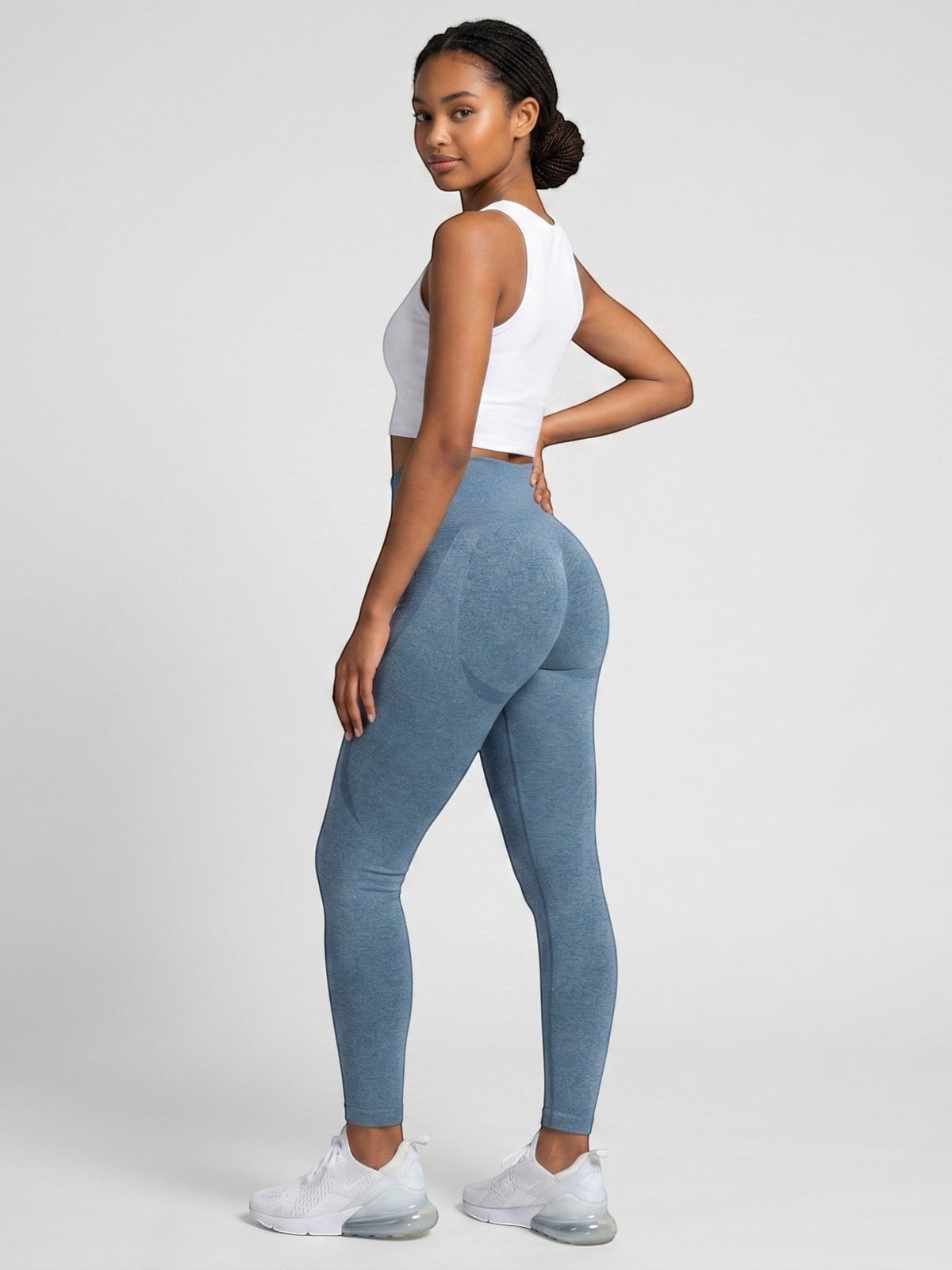 bys-store-3136505-215991 model wearing blue seamless high-waist gym leggings with contouring for a lifting effect