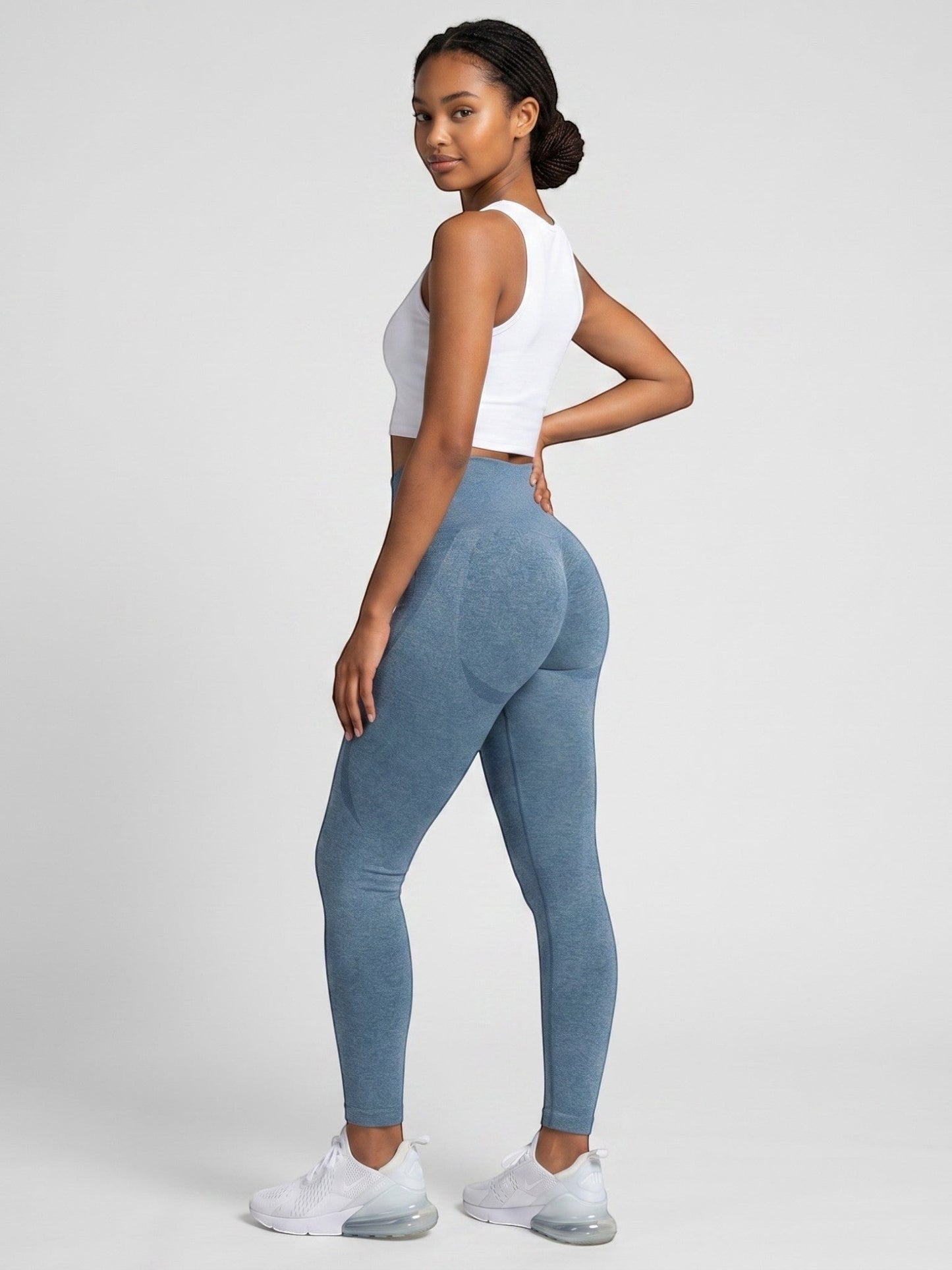 bys-store-3136505-215991 model wearing blue seamless high-waist gym leggings with contouring for a lifting effect